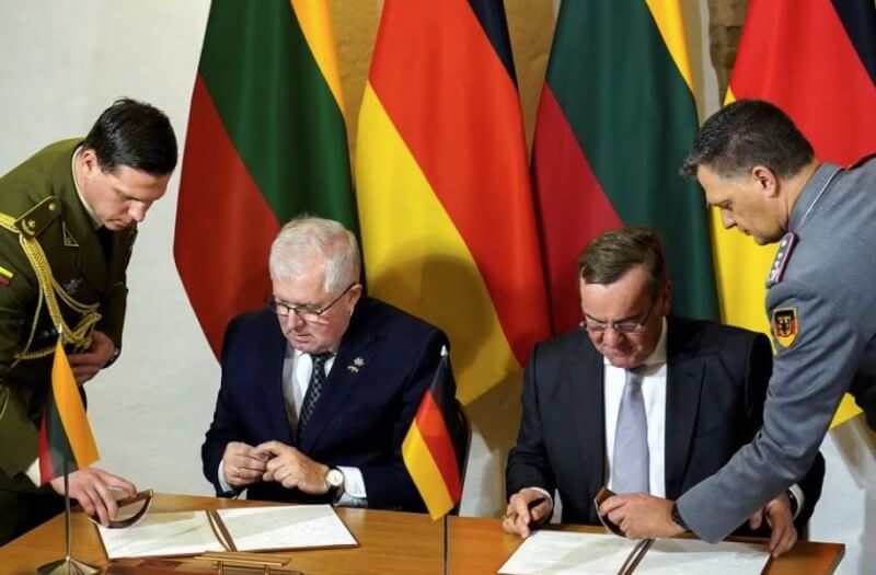 德國國防部長佩斯托瑞斯（右2）18日與立陶宛國防部長阿努紹斯卡斯（右3）簽約，確認德國駐軍的路線圖。（路透社）