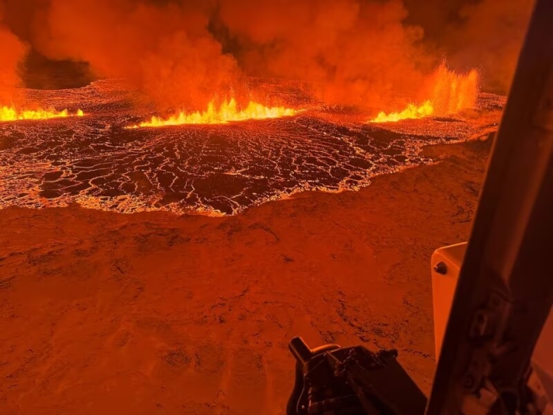 冰島一座火山19日持續噴發間歇噴出熔岩，地面裂縫長約3.5公里。（路透社）