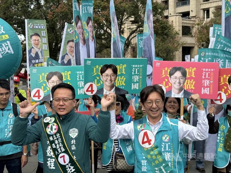 第11屆台中市立委參選人號次抽籤20日登場，民進黨第5選區參選人莊競程（前左）與第6選區參選人江肇國（前右）合體造勢。中央社記者郝雪卿攝 112年12月20日