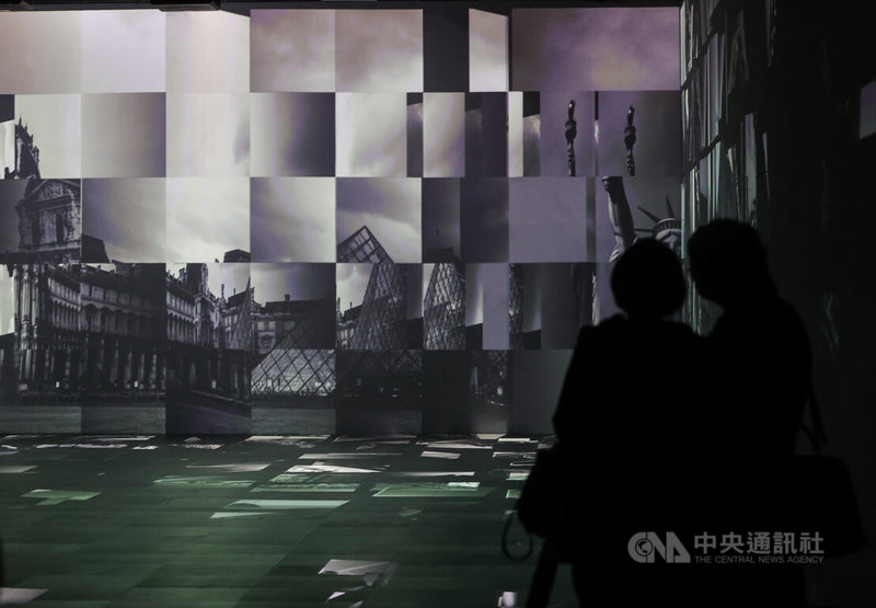 「RE:江賢二」數位冥想.江賢二光影沉浸展22日即將在台北双融域正式開展,透過融合前衛AI與生成藝術跨域手法,將藝術帶入數位境界,打造全新藝術饗宴。中央社記者謝佳璋攝 112年12月20日