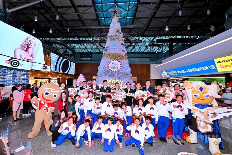 耶誕節即將到來,昇恆昌免稅商店20日在桃園國際機場舉辦2023耶誕報佳音活動,邀請偏鄉學校合唱團到場演出,和旅客同歡,與會來賓也一同在銀白色耶誕樹前合影留念。中央社記者吳睿騏桃園攝 112年12月20日