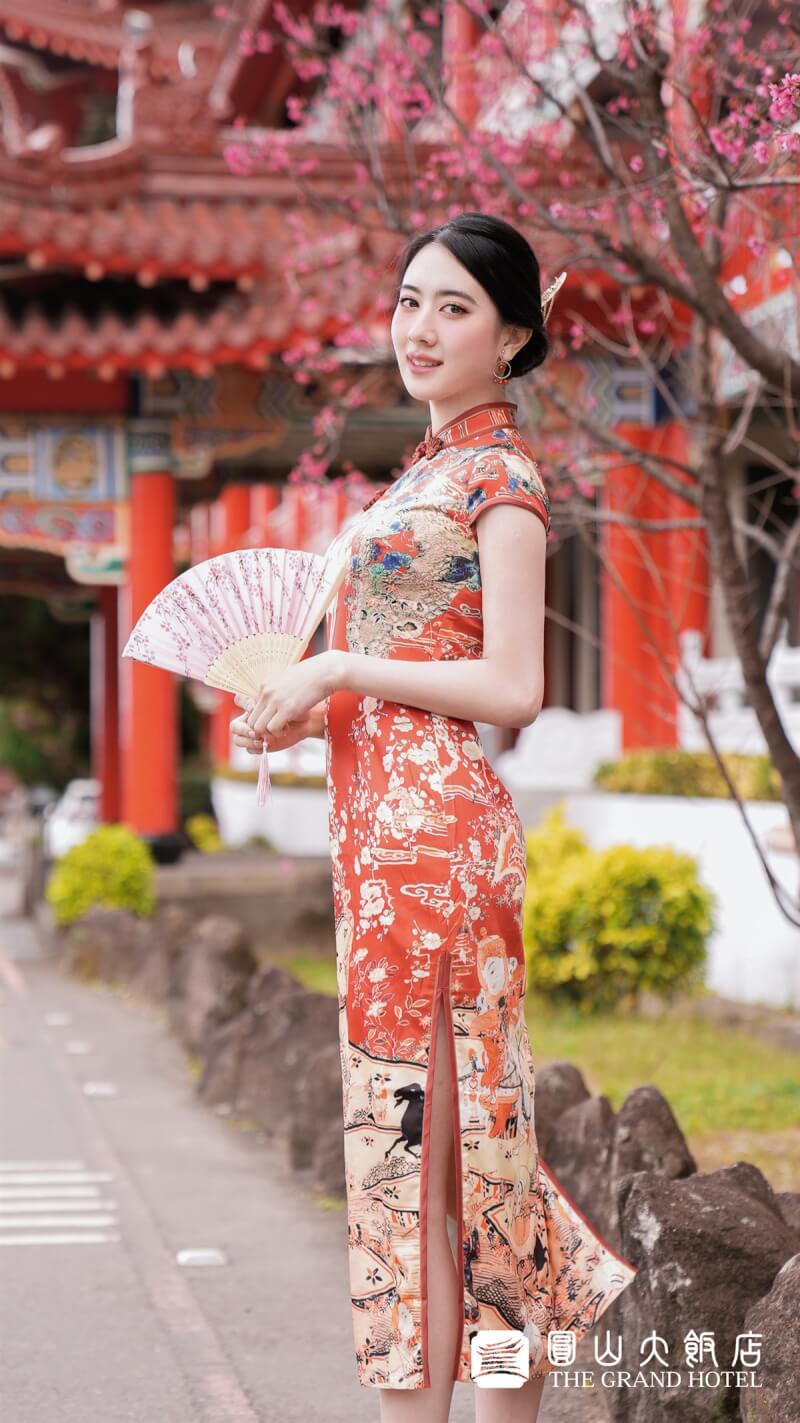 台北圓山大飯店日前宣布,2023年除規劃跨年景觀區,見證台北101跨年煙火,還首度聯手主題時尚派對服裝業VAVAVOOM,打造全新的「跨年旗袍造型」穿搭體驗,優惠加購價新台幣2000餘元,整體造型設計、復古彩妝及髮型全部一次到位。(台北圓山大飯店提供)中央社記者汪淑芬傳真 112年12月20日