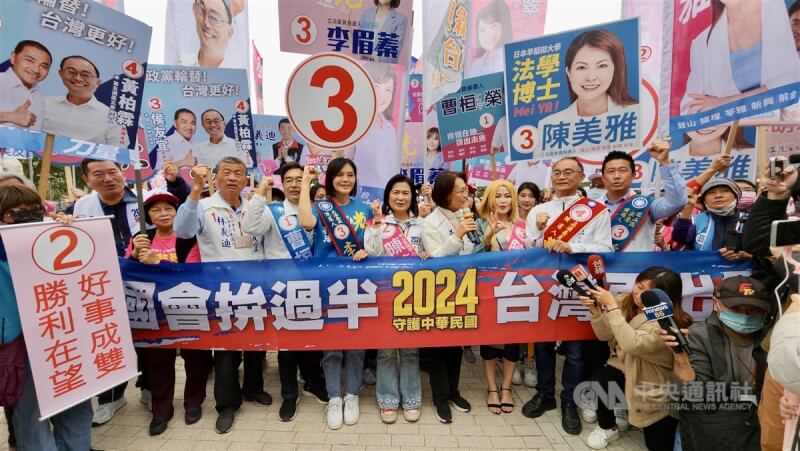 第11屆區域立法委員選舉號次抽籤20日舉行，國民黨高雄市立委參選人齊聚高雄市文化中心前廣場造勢，高喊「國會拚過半、台灣再出發」口號。中央社記者董俊志攝 112年12月20日