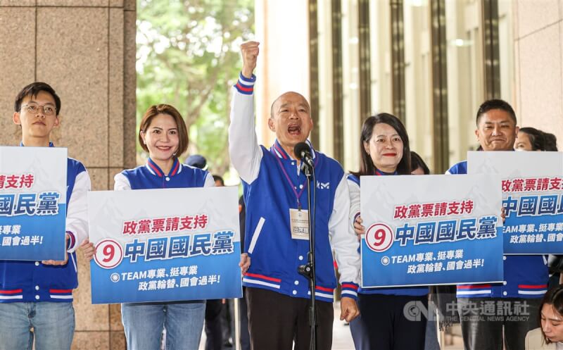 中選會20日舉行第11屆全國不分區及僑居國外國民立法委員選舉政黨號次抽籤，國民黨由不分區立委提名人韓國瑜（中）代表抽中9號，韓國瑜在受訪時帶領眾人高喊「中華民國，長長久久」為選情造勢，呼籲政黨票支持中國國民黨。中央社記者鄭清元攝 112年12月20日