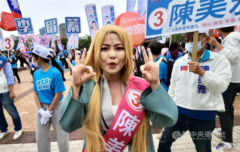 第11屆區域立法委員選舉號次抽籤20日舉行，國民黨高雄市第6選區立委參選人陳美雅（前）裝扮成日本知名動漫「綱手」抽中3號。中央社記者董俊志攝 112年12月20日