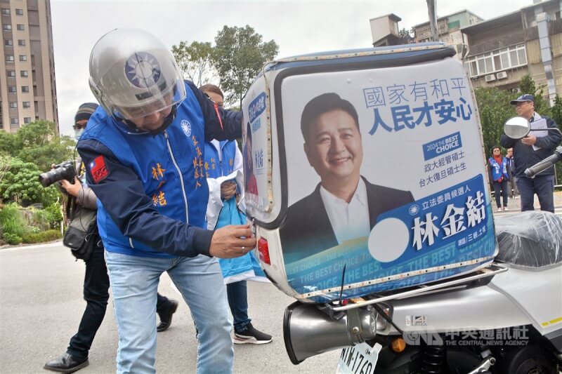 新北市立委選舉號次抽籤20日舉行,國民黨新北第10選區立委參選人林金結騎著外送摩托車到場,表示若他進到立法院,首先就要幫外送員爭取福利、解決紛爭。中央社記者黃旭昇新北攝 112年12月20日