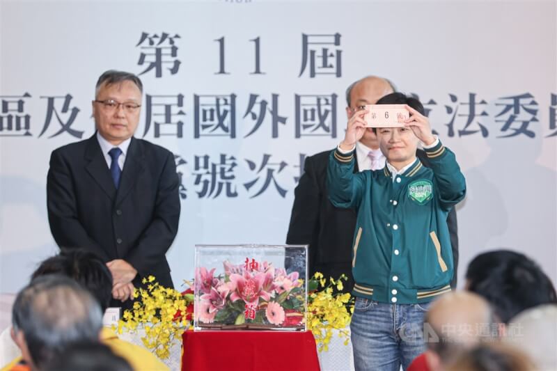 中選會20日舉行第11屆全國不分區及僑居國外國民立法委員選舉政黨號次抽籤,民進黨副祕書長楊懿珊(右)代表出席,抽中6號。中央社記者鄭清元攝 112年12月20日
