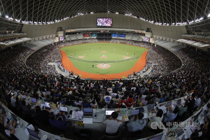 圖為2023年12月亞洲棒球錦標賽冠軍戰在台北大巨蛋進行「台日大戰」。（中央社檔案照片）