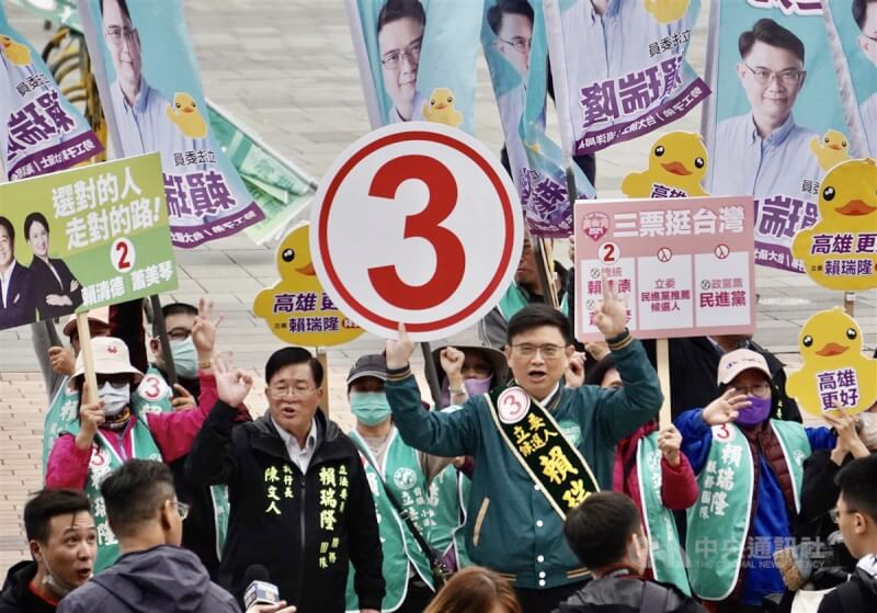 第11屆區域立法委員選舉號次抽籤20日舉行，民進黨高雄市第8選區立委參選人賴瑞隆（中右）抽到3號，高喊「凍蒜」。中央社記者董俊志攝 112年12月20日