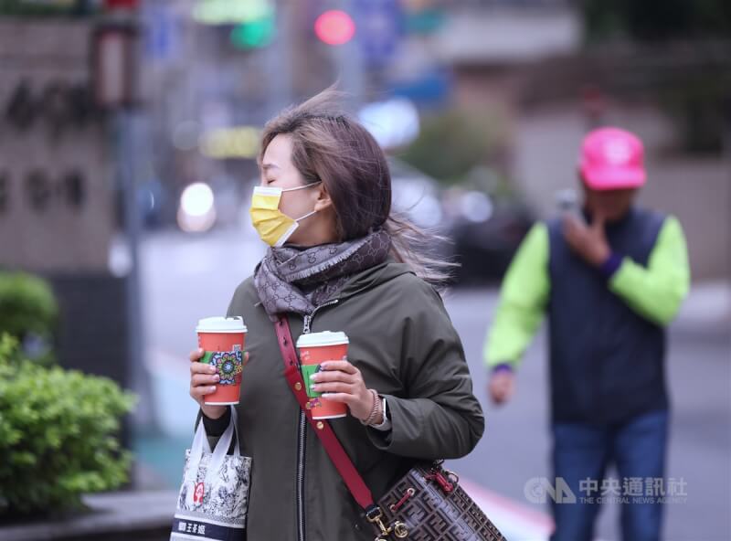 圖為台北市中山區街頭天氣寒冷，民眾買熱咖啡取暖。（中央社檔案照片）