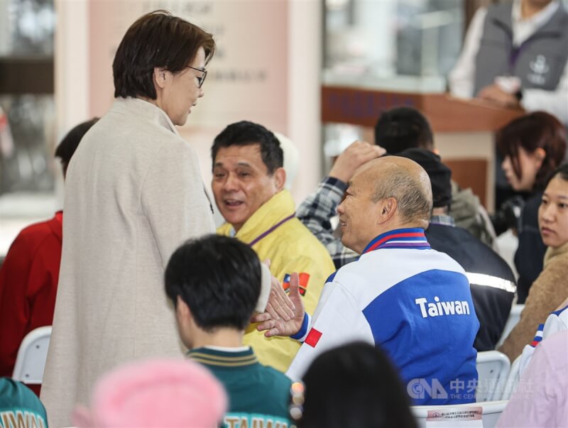 中選會20日舉行第11屆全國不分區及僑居國外國民立法委員選舉政黨號次抽籤，民眾黨不分區立委提名人黃珊珊（左）與國民黨不分區立委提名人韓國瑜（右）在抽籤前短暫寒暄，握手致意。中央社記者鄭清元攝 112年12月20日