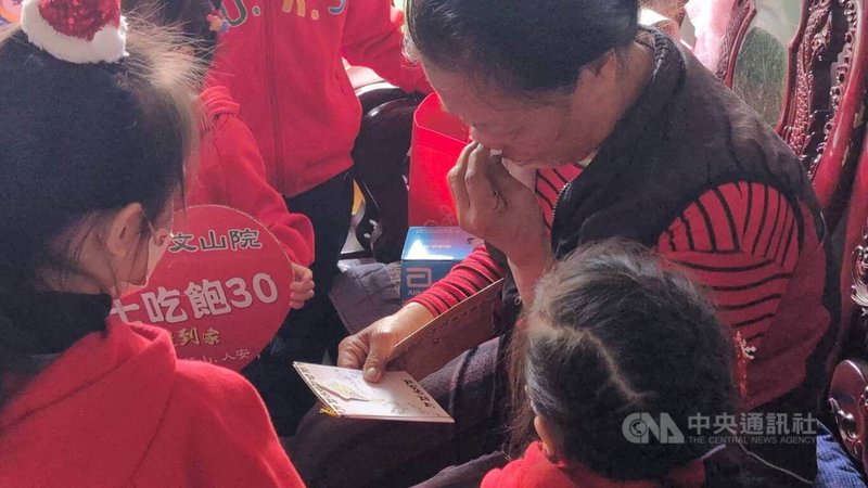 道生南港幼兒園的小朋友20日來到盧姐家中獻唱耶誕歌曲,為平時獨自照顧植物人丈夫的盧姐送上親手寫的卡片、為她按摩搥背,讓膝下無子的盧姐感動落淚。中央社記者曾以寧攝 112年12月20日