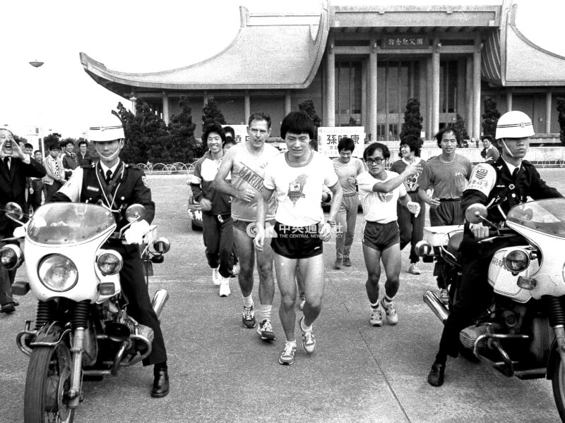 1983年12月21日，孫曉康（中）在台北國父紀念館廣場前起跑。（中央社檔案照片）