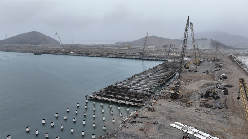 中國遠洋海運集團在秘魯錢凱港投資36億美元建設多功能港口。圖為8月22日港口仍在施工中。（美聯社）