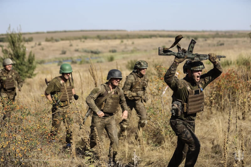 烏克蘭總統澤倫斯基19日表示，軍方提議再徵召45萬至50萬人入伍。圖為烏克蘭軍人訓練情況。（圖取自facebook.com/MinistryofDefence.UA）