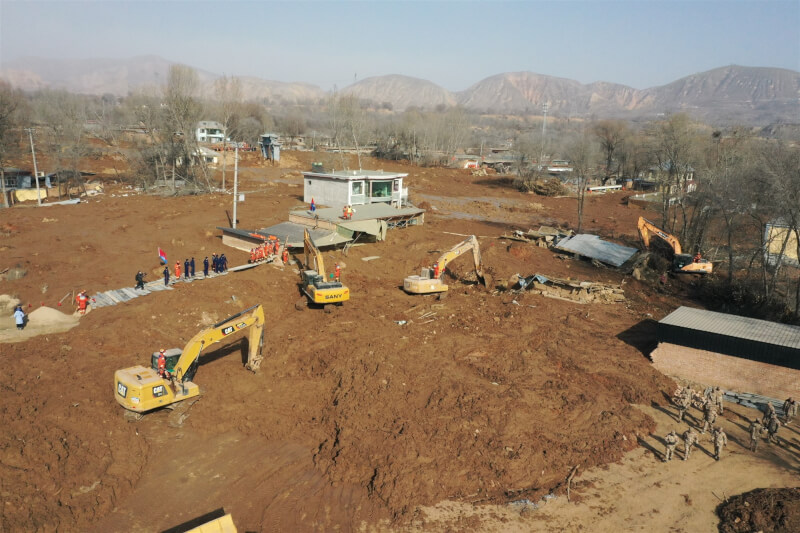 甘肅地震引發砂湧現象，濃稠泥漿19日漫入青海村莊，導致民房被淤泥覆蓋、沖毀。（中新社）