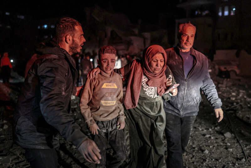 以色列空襲加薩，民防小組19日在中部城市迪爾巴拉進行搜救。（安納杜魯新聞社）