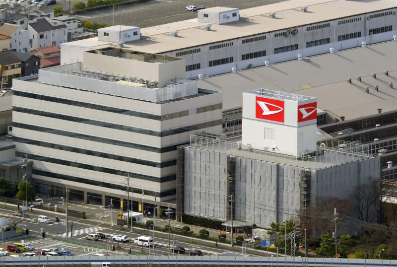 日本豐田汽車子公司大發工業因衝撞測試資料造假問題，20日決定暫停販售海內外所有車款。（共同社）