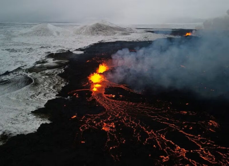 冰島火山爆發強度19日減緩。（路透社）