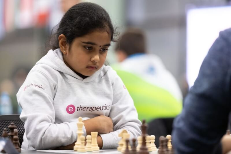 年僅8歲的西瓦南丹（圖）擊敗多位世界級的大師好手拿下歐洲西洋棋超快棋賽女子首獎。（圖取自twitter.com/ECUonline）