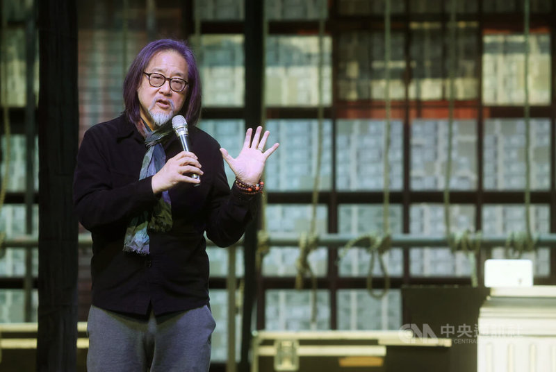 導演賴聲川(圖)喜劇「隱藏的寶藏」21日於台北表演藝術中心彩排,他在記者會上表示,很多人將金銀財寶當作寶藏,也有人認為文化是寶藏,劇場是寶藏,「我認為真正的寶藏是每一個人的心,因為只有心才能決定什麼是寶藏」。中央社記者鄭傑文攝 112年12月21日