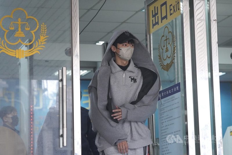 藝人炎亞綸被控拍攝持有少年私密片,被士檢依違反兒童及少年性剝削防制條例起訴。士院21日開庭,網紅耀樂(圖)出庭,庭訊後離開法院。中央社記者徐肇昌攝 112年12月21日