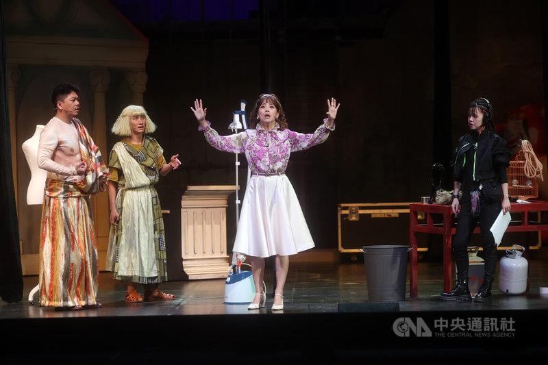 表演工作坊2023年度大戲「隱藏的寶藏」21日在台北藝術中心彩排,演員范瑞君(中)在劇中飾演抄襲論文的教授,在婚姻與事業的十字路口上內心拉扯。中央社記者鄭傑文攝 112年12月21日