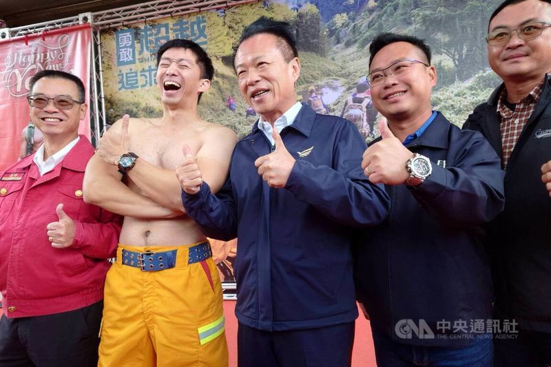 嘉義縣消防局21日舉辦2024消防猛男桌曆發表記者會,猛男之一的民雄高級救護隊隊員蕭為之(左2)現身宣傳,與縣長翁章梁(中)一同比讚合影。中央社記者蔡智明攝 112年12月21日