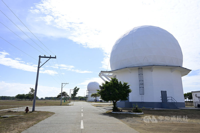 馬尼拉向日本採購的首座空中監視雷達系統20日在位於呂宋島西北部海岸的華勒斯空軍基地移交啟用，未來雷達監測範圍將涵蓋整個菲律賓群島。中央社特約記者Edward Bungubung攝  112年12月21日