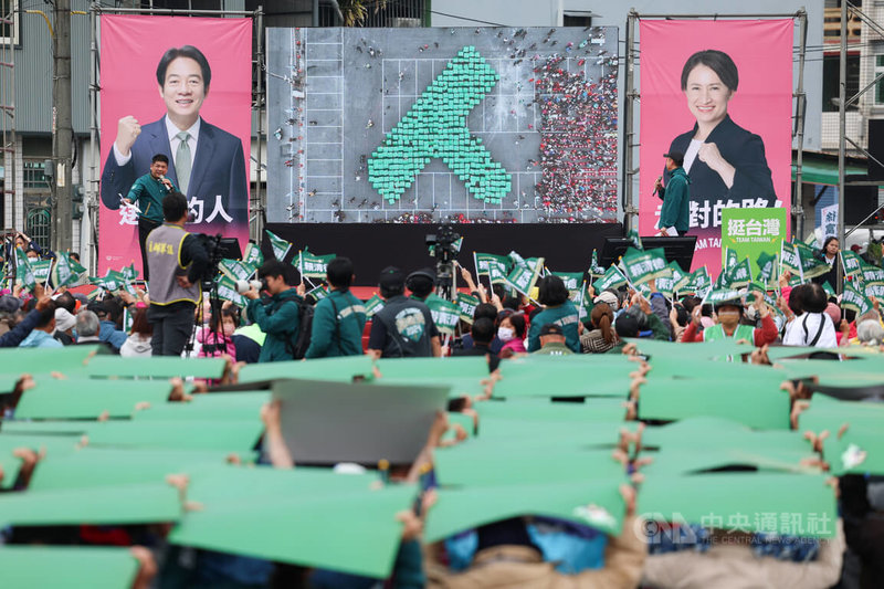 民進黨總統候選人賴清德21日正式展開「唱土地的歌，拼咱的希望」環島拼圖活動，屏東場在潮州鎮福星路停車場舉行，開始前支持者就位練習排出「人」字，並從空拍畫面確認是否需要調整。中央社記者裴禛攝  112年12月21日