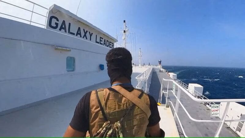 圖為11月20日一名「青年運動」士兵站在行經紅海的貨船上。（Houthi Military Media/Handout via 路透社）