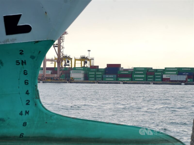 圖為高雄港區碼頭內貨櫃堆疊。（中央社檔案照片）
