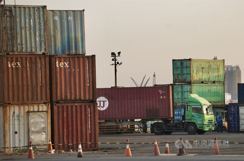 圖為高雄港區岸際碼頭正在進行貨櫃移動作業。（中央社檔案照片）