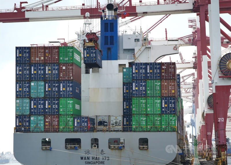 圖為停靠在高雄港區的貨櫃船正進行裝卸作業。（中央社檔案照片）
