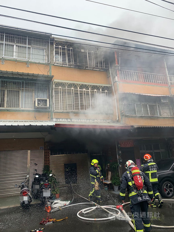 台中市太平區1處住宅21日下午發生火警，濃煙不斷從屋內竄出，消防局獲報派員到場灌救。（翻攝照片）中央社記者蘇木春傳真  112年12月21日