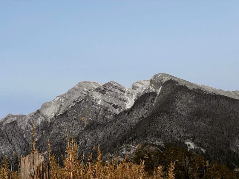 寒流發威，雪霸國家公園管理處22日表示，有山友在雪山東峰拍攝對面山頭雪山主峰，山區染了霜雪「白了頭」。（張又方提供）中央社記者管瑞平傳真 112年12月22日