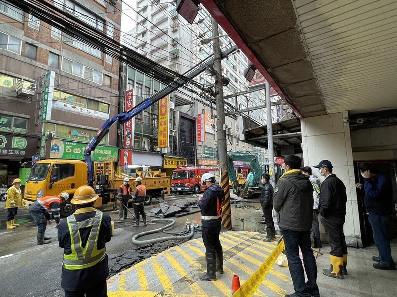 新北市板橋區南雅南路自來水管破裂意外22日爆管擴大,台水公司接獲通報後立即通知板新水廠先減壓、關水,中午進場開挖搶修。(民進黨籍議員黃淑君提供)中央社記者黃旭昇新北市傳真 112年12月22日