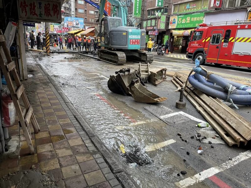 新北市板橋區南雅南路自來水管破裂意外22日爆管擴大,影響用戶約1萬戶,目前相關工程單位已經進場開挖搶修,南雅南路暫時雙向封閉。(民進黨籍議員黃淑君提供)中央社記者黃旭昇新北市傳真 112年12月22日