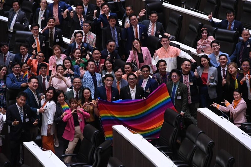 泰國國會眾議院21日一讀通過民事與商事法修正草案，讓泰國同婚合法化踏出重要的一步，前進黨的眾議員在一讀後拿彩虹旗合照。（前進黨提供）中央社記者呂欣憓曼谷傳真 112年12月22日
