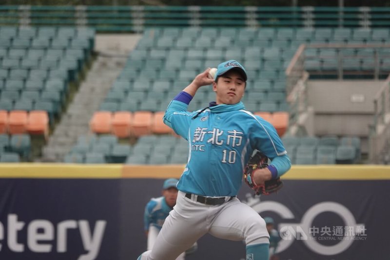 新北U18棒球賽新北藍隊22日與雲林縣隊交手，新北藍隊陳睦衡（圖）中繼投2局失掉1分，球隊以5比1搶勝。中央社記者謝靜雯攝  112年12月22日