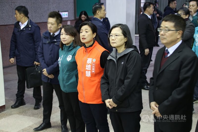 南投市中興體育館荒廢25年,進駐中興新村的中興大學將整修成為國民運動中心,總統蔡英文(前右2)22日與民進黨立委蔡培慧(前右3)、羅美玲(前右4)前往了解改造規劃。中央社記者蕭博陽南投縣攝 112年12月22日