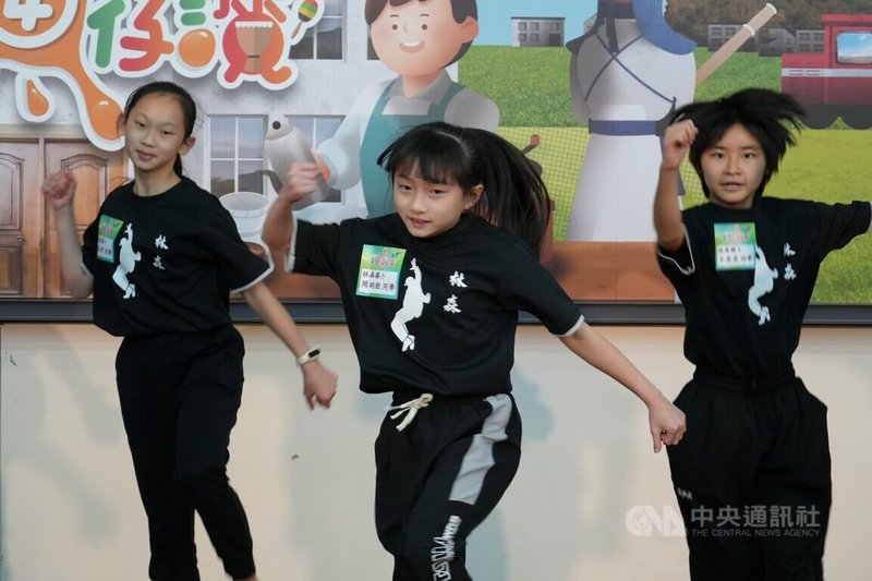 教育部、公視22日在台北舉辦記者會，介紹最新一季「台灣囝仔讚」20集的內容，邀請嘉義市林森國小學童熱舞。中央社記者陳至中台北攝  112年12月22日