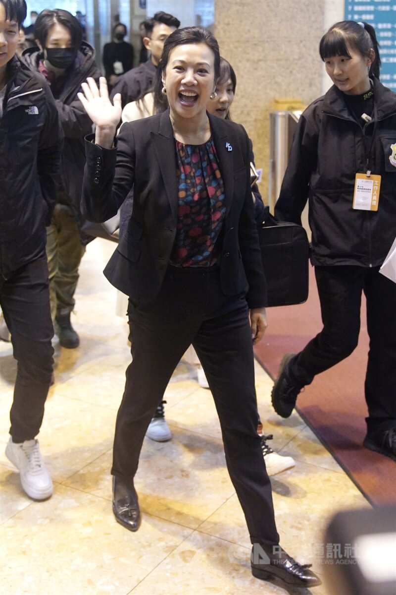 台灣民眾黨副總統候選人吳欣盈（前中）22日晚間結束在公視進行的副總統候選人電視政見發表會後，隨即在幕僚陪同下離開會場，面露輕鬆神情揮手致意。中央社記者徐肇昌攝 112年12月22日
