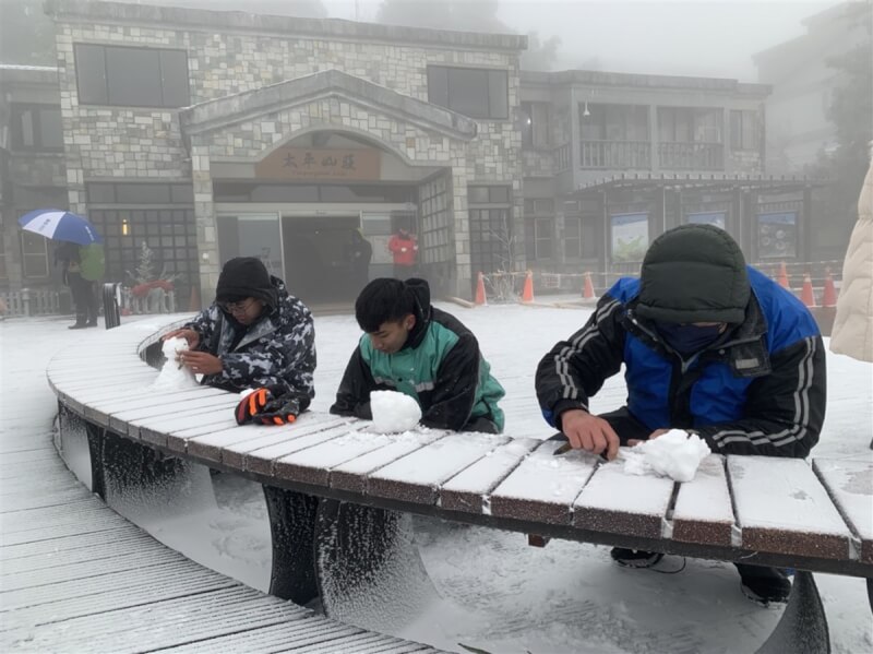 寒流發威，太平山國家森林遊樂區21日深夜降下今年入冬以來首場瑞雪，園區22日清晨出現一片雪白的美麗景色，遊客們堆起雪人，迎接冬至白雪。（農業部林業及自然保育署宜蘭分署提供）中央社記者沈如峰宜蘭縣傳真 112年12月22日