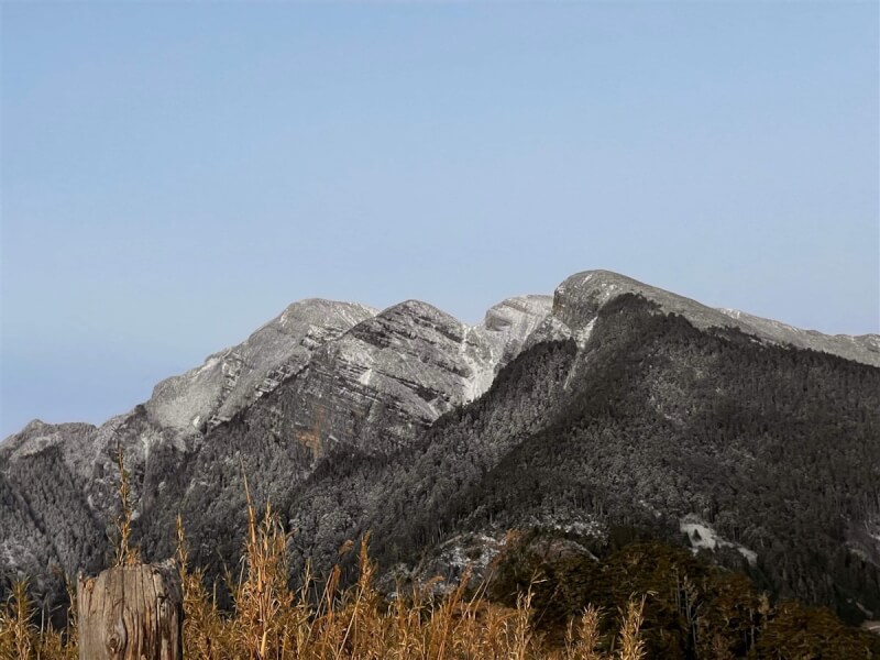 有山友在雪山東峰拍攝對面山頭雪山主峰,山區染了霜雪「白了頭」。(張又方提供)