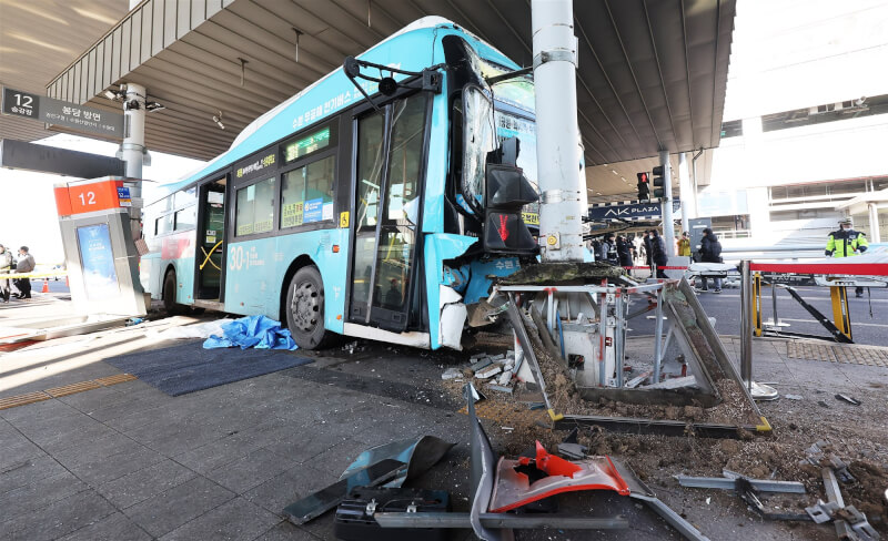 韓國京畿道水原市的水原火車站前公車站22日發生造成1死17傷的公車衝撞行人事故。（韓聯社）