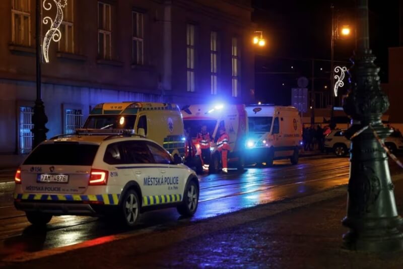 捷克布拉格查理大學21日發生槍擊案，救護車、警車停在校園建築附近。（路透社）