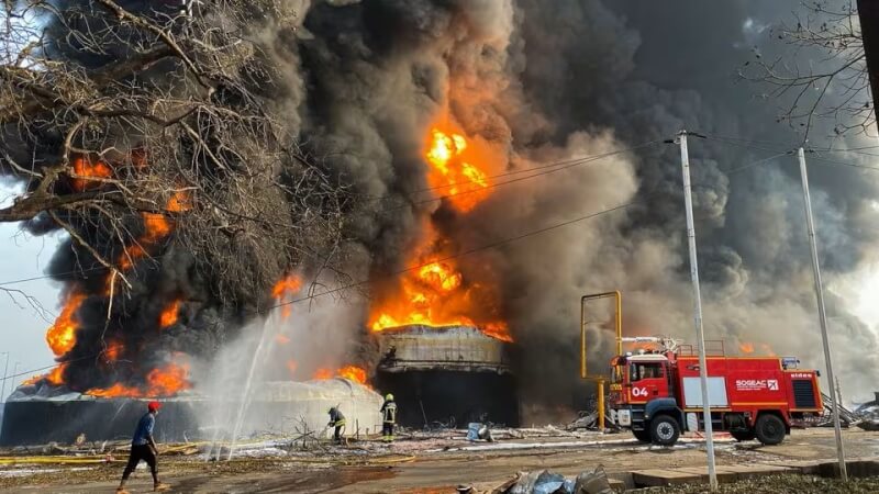 幾內亞首都康納克立18日油庫爆炸，消防員滅火搶救。（路透社）