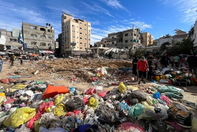 圖為16日以色列襲擊加薩北部地區阿德萬醫院，巴勒斯坦人檢視受損情況。（路透社）