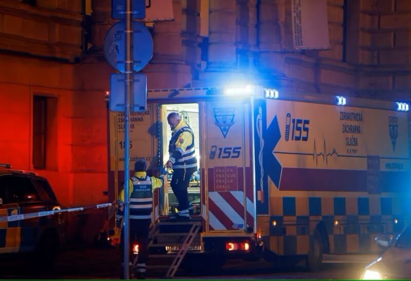 捷克布拉格查理大學21日發生槍擊案，一輛救護車停在校園建築附近。（路透社）